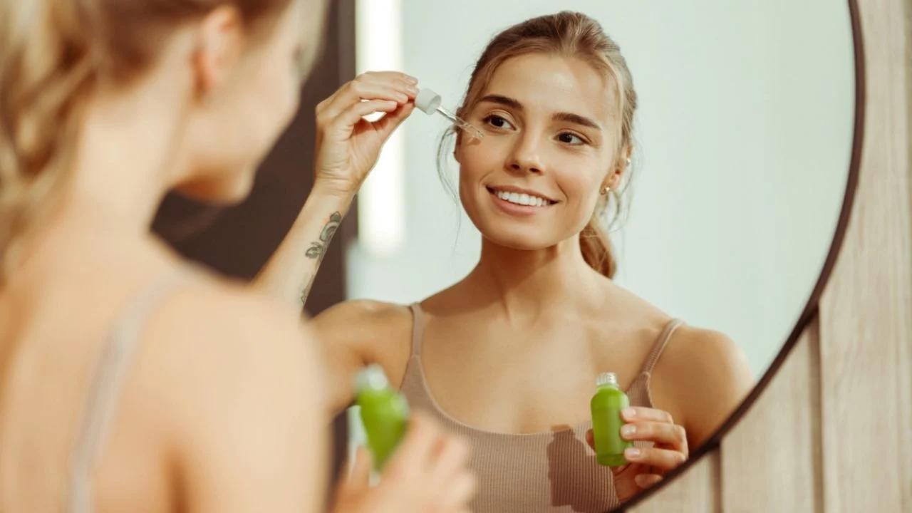 A rotina de skincare que previne o envelhecimento e restaura a firmeza da pele