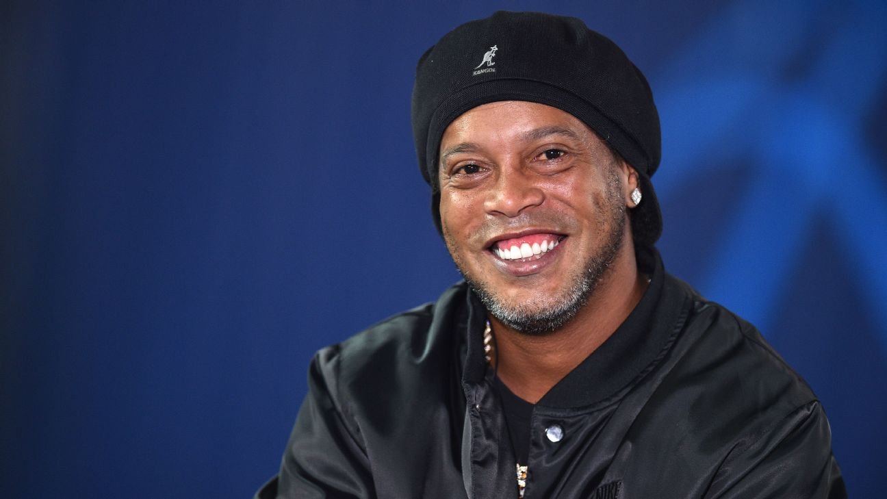 Ronaldinho Gaucho puxa bloco no Carnaval de Salvador
