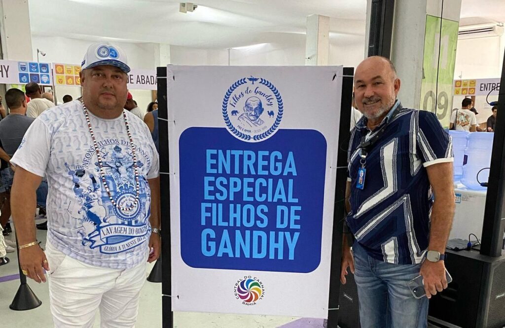 Filhos de Gandhy entrega fantasias