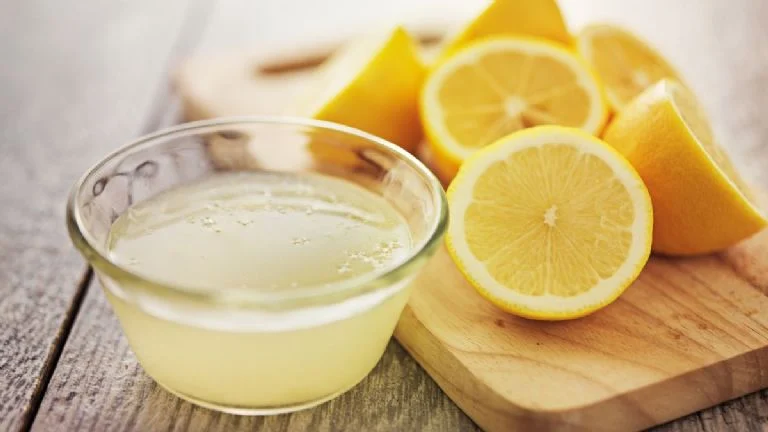 Como usar suco de limão para remover manchas da pele e parecer mais jovem