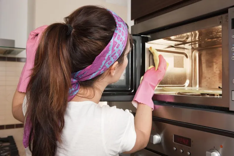 O que você não deve colocar no micro-ondas