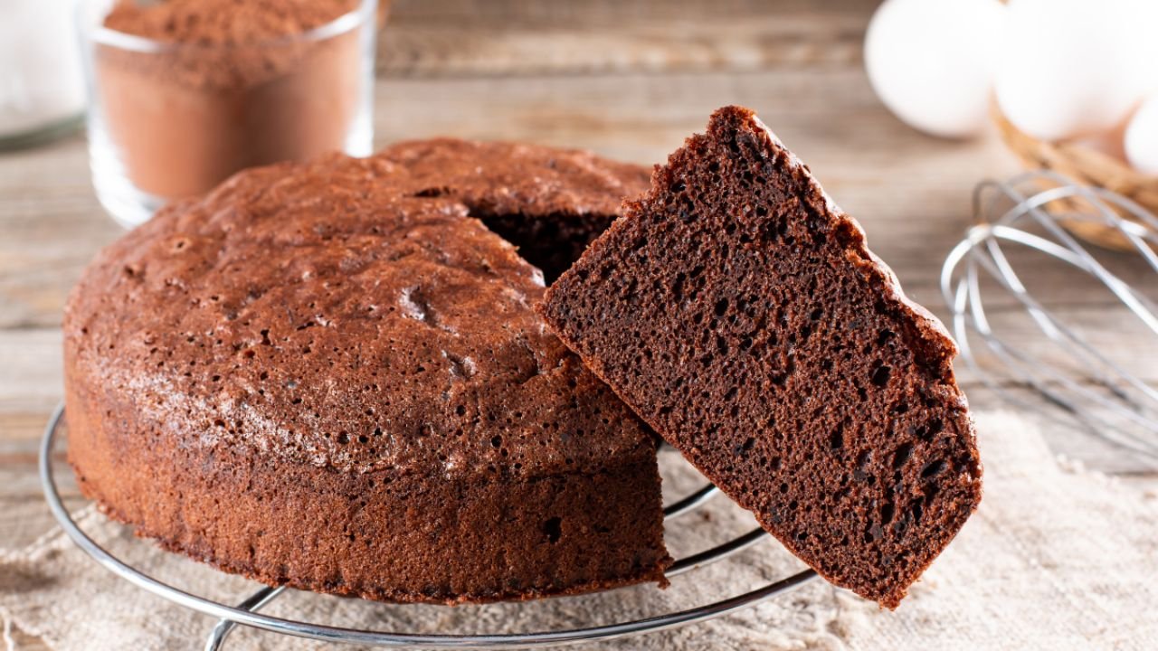 Prepare um bolo de chocolate sem farinha ou açúcar ideal para o café da manhã