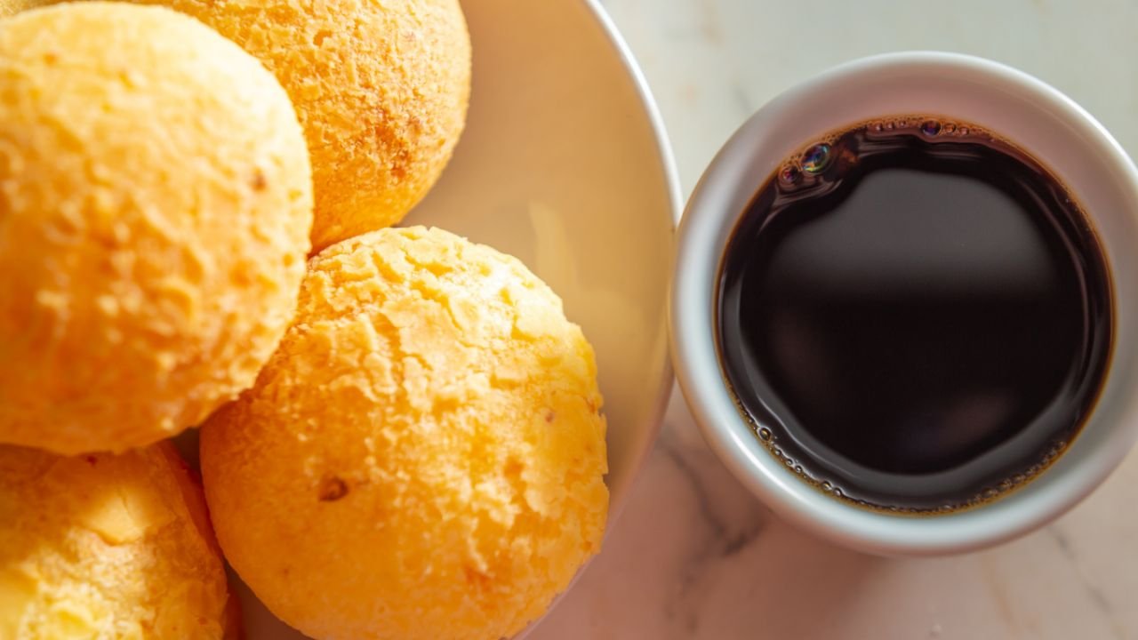 Prepare alguns deliciosos brownies de queijo para dias frios com apenas 8 ingredientes