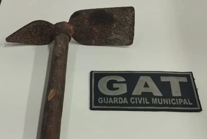 Homem agride companheira picareta